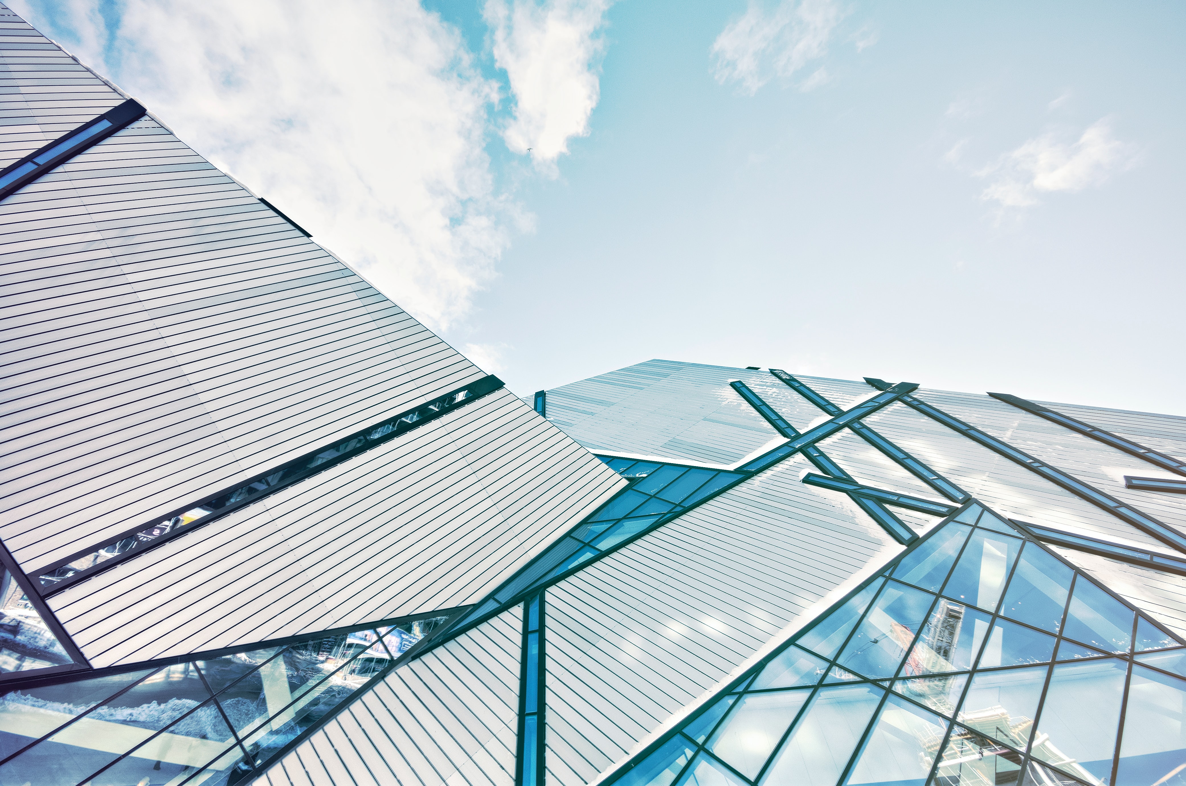 Moderne Glas- und Metallfassade aus der Froschperspektive
